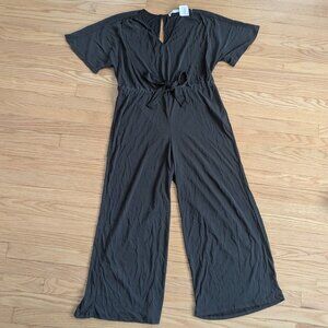 NEW LUSH Jumpsuit Short split Sleeve V-neck size Medium Wide Leg Black Tie Front